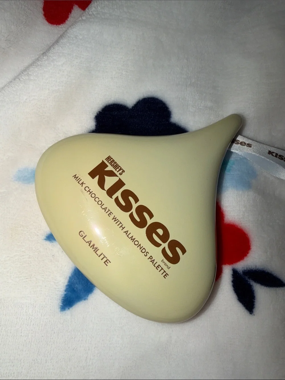 Glamlite kiss eyeshadow